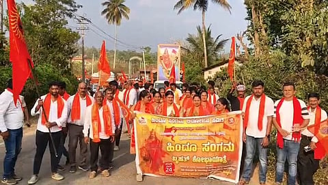 ಹಿಂದೂ ಸಂಗಮ ಆಯೋಜನ ಸಮಿತಿ ನಂಜರಾಯಪಟ್ಟಣ ಮಂಡಲದ ವತಿಯಿಂದ ಹಿಂದೂ ಸಂಗಮ ಅದೂರಿ ಶೋಭಾಯಾತ್ರೆ ನಡೆಯಿತು. ಬಿ.ಸಿ.ಮುರಳಿ ಮಾದಯ್ಯ, ಕೆ.ವಿ.ಪ್ರೇಮಾನಂದ, ದೇವಿಪ್ರಸಾದ್, ಎನ್.ಕೆ.ಮೋಹನ್ ಕುಮಾರ್ ಇತರರಿದ್ದರು. 