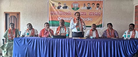 ವಿರಾಜಪೇಟೆ ಮಂಡಲ ಸಂಘಟನಾತ್ಮಕ ಸಭೆಯಲ್ಲಿ ಜಿಲ್ಲಾ ಬಿಜೆಪಿ ಅಧ್ಯಕ್ಷ ನಾಪಂಡ ರವಿಕಾಳಪ್ಪ ಮಾತನಾಡಿದರು. ನೆಲ್ಲಿರಾ ಚಲನ್, ಸುವಿನ್ ಗಣಪತಿ ಇತರರಿದ್ದರು.