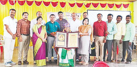 ಅರಕಲಗೂಡಿನಲ್ಲಿ ಆಯೋಜಿಸಿದ್ದ ಪಠ್ಯಾಧಾರಿತ ರಸಪ್ರಶ್ನೆ ಕಾರ್ಯಕ್ರಮದಲ್ಲಿ ಸಂಗೀತ ವಿದ್ವಾಂಸ ಆರ್.ಕೆ.ಪದ್ಮನಾಭ್ ಅವರನ್ನು ಸನ್ಮಾನಿಸಲಾಯಿತು. ಕೆ.ಸಿ.ಸೌಮ್ಯಾ, ಕೆ.ಪಿ.ನಾರಾಯಣ, ರಂಗಸ್ವಾಮಿ ಇತರರಿದ್ದರು. 