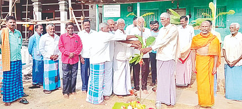 ಅರಕಲಗೂಡು ತಾಲೂಕಿನ ಗಂಗೂರು ಗ್ರಾಮದಲ್ಲಿ ರಸ್ತೆ ಮತ್ತು ಚರಂಡಿ ಅಭಿವೃದ್ಧಿ ಕಾಮಗಾರಿಗೆ ಶಾಸಕ ಎ. ಮಂಜು ಬುಧವಾರ ಭೂಮಿಪ್ರಜೆ ನೆರವೇರಿಸಿದರು. ಮುಖಂಡರಾದ ಮಂಜೇಗೌಡ, ಕುಮಾರಸ್ವಾಮಿ, ಲೋಕೇಶ್, ತುಳಸಿರಾಮೇಗೌಡ, ಕುಚಲೇಗೌಡ, ಗಿರೀಶ್, ಗ್ರಾಮಸ್ಥರು ಇದ್ದರು.