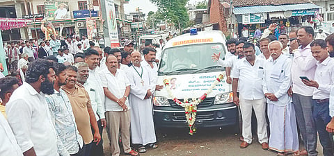 ಅರಕಲಗೂಡಿನಲ್ಲಿ ತಾಲೂಕು ಗ್ಯಾರಂಟಿ ಅನುಷ್ಠಾನ ಸಮಿತಿ ಅಧ್ಯಕ್ಷ ಹಾಗೂ ಕಾಂಗ್ರೆಸ್ ಮುಖಂಡ ಎಚ್.ಪಿ. ಶ್ರೀಧರ್‌ಗೌಡ ಅವರ ಜನ್ಮದಿನದ ಅಂಗವಾಗಿ ಗುರುವಾರ ಅಭಿಮಾನಿ ಬಳಗದ ವತಿಯಿಂದ ಸಾರ್ವಜನಿಕರ ಸೇವೆಗಾಗಿ ಆಂಬ್ಯುಲೆನ್ಸ್ ವಾಹನ ಸೇವೆಯನ್ನು ಕೊಡುಗೆಯಾಗಿ ನೀಡಲಾಯಿತು. ಸೋಮಶೇಖರ್, ಜಾನ್ ವಿ. ನಟರಾಜ್, ಗುರುಮೂರ್ತಿ, ಮಾದೇಶ್, ರಾಜೇಗೌಡ ಇತರರಿದ್ದರು.