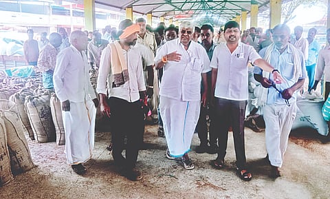 ಅರಸೀಕೆರೆ ನಗರದ ಎಪಿಎಂಸಿ ಪ್ರಾಂಗಣಕ್ಕೆ ಶಾಸಕ ಎಚ್. ಡಿ.ರೇವಣ್ಣ  ದಿಢೀರ್  ಭೇಟಿ ನೀಡಿ ಪರಿಶೀಲನೆ ನಡೆಸಿದರು.ಜಿ.ಎಸ್.  ಪರಮೇಶ್ವರಪ್ಪ,ಅಶೋಕ್ ವಿವೇಕ್, ಗಿರೀಶ್, ಮಂಜಣ್ಣ, ಕುಮಾರಣ್ಣ ಇತರರಿದ್ದರು.