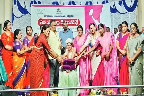 ಭದ್ರಾವತಿಯಲ್ಲಿ ನಗರಸಭೆ ಆಯೋಜಿಸಿದ್ದ ಮಹಿಳಾ ದಿನಾಚರಣೆಯಲ್ಲಿ ಜಿಲ್ಲಾ ಖಜಾನೆ ಉಪನಿರ್ದೇಶಕಿ ಸಾವಿತ್ರಿ ಅವರನ್ನು ಗೌರವಿಸಲಾಯಿತು. ಗೀತಾ ರಾಜ್‌ಕುಮಾರ್, ಬಿ.ಕೆ.ಮೋಹನ್, ಪ್ರೇಮಾ, ಕೆ.ಎನ್.ಹೇಮಂತ್ ಇತರರಿದ್ದರು.
