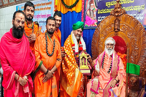 ಬಾಳೆಹೊನ್ನೂರು ರಂಭಾಪುರಿ ಪೀಠದ ಸಭಾಂಗಣದಲ್ಲಿ ನಡೆದ ಅಂಬಾಜೋಗಾಯಿ ಶಂಭುಲಿಂಗ ಶಿವಾಚಾರ್ಯ ಸ್ವಾಮಿಗಳ 58ನೇ ಜನ್ಮ ದಿನೋತ್ಸವ ಸಮಾರಂಭದಲ್ಲಿ ಶ್ರೀ ರಂಭಾಪುರಿ ಜಗದ್ಗುರುಗಳು ಶಂಭುಲಿಂಗ ಶಿವಾಚಾರ್ಯರಿಗೆ ಆಶೀರ್ವದಿಸಿದರು.