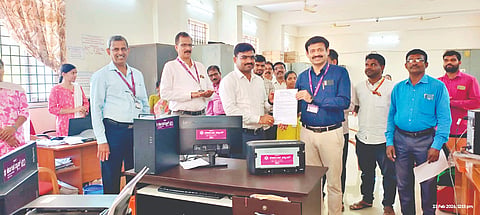 ಕರ್ಣಾಟಕ ಬ್ಯಾಂಕ್ ಸಿ.ಎಸ್.ಆರ್. ಫಂಡ್‌ನಿಂದ ಇಲ್ಲಿನ ತಹಸೀಲ್ದಾರ್ ಭಟ್ಕಳ ಅವರ ಕಾರ್ಯಾಲಯಕ್ಕೆ ಎರಡು ಕಂಪ್ಯೂಟರ್ ಹಾಗೂ ಒಂದು ಜೆರಾಕ್ಸ್ ಮಷಿನ್ ನೀಡಲಾಯಿತು. ರಮೇಶ ವೈದ್ಯ, ನಾಗೇಂದ್ರ ಕೋಳಶೆಟ್ಟಿ, ರಂಜಿತ್ ಶೆಟ್ಟಿ, ಸುನೀಲ ಪೈ, ಇತರರಿದ್ದರು.