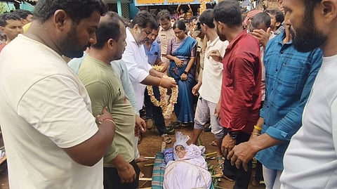 ಮೃತರಿಗೆ ಸಚಿವ ಮಂಕಾಳ ವೈದ್ಯ ಅಂತಿಮ ನಮನ ಸಲ್ಲಿಸಿದರು. 