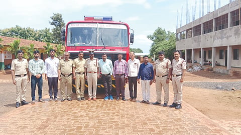 ಪಟ್ಟಿಹಾಳ ಕೆ.ಬಿ.ಗ್ರಾಮದದಲ್ಲಿ ಈಚೆಗೆ ಅಗ್ನಿಶಾಮಕ ಉಪಕರಣ ಬಳಕೆ ಕುರಿತು ಅಗ್ನಿಶಾಮಕ ಮತ್ತು ತುರ್ತು ಸೇವೆಗಳ ಇಲಾಖೆಯಿಂದ ಜಾಗೃತಿ ಕಾರ್ಯಕ್ರಮ ಜರುಗಿತು. ಎ.ಆರ್.ಕಡಬಿ, ಎಂ.ಬಿ.ಕರೀಕಟ್ಟಿ, ಬಿ.ಎಸ್.ಜಮಖಂಡಿ, ಎಲ್.ಎ.ಕಡಬಿ, ಶಿವಾನಂದ ವಾಲಿಶೆಟ್ಟಿ ಇದ್ದರು.