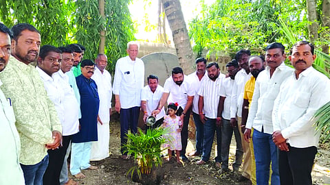 ಆನಿಗೋಳ ಗ್ರಾಮದಲ್ಲಿ ವಾಜಪೇಯಿ ಜನ್ಮದಿನದ ಅಂಗವಾಗಿ ಸಸಿ ನೆಡುವ ಕಾರ್ಯಕ್ರಮ ಜರುಗಿತು. ಮಾಜಿ ಶಾಸಕ ಜಗದೀಶ ಮೆಟಗುಡ್ಡ, ಸುನೀಲ ಮರಕುಂಬಿ, ಸುಭಾಸ ತುರಮರಿ, ಗುರುಪಾದ ಕಳ್ಳಿ, ನಾಗೇಶ ಕ್ಕಿರನ್ನವರ ಇತರರಿದ್ದರು.
