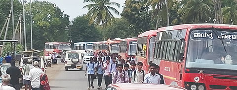 ಆನಿಗೋಳ ಗ್ರಾಮದಲ್ಲಿ ಶಾಲಾ-ಕಾಲೇಜು ವಿದ್ಯಾರ್ಥಿಗಳು ಕೈಗೊಂಡ ಪ್ರತಿಭಟನೆ ಹಿನ್ನೆಲೆಯಲ್ಲಿ ಸಾಲುಗಟ್ಟಿ ನಿಂತ ಬಸ್ ಹಾಗೂ ವಾಹನಗಳು.