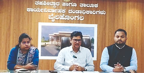 ಸುದ್ದಿಗೋಷ್ಠಿಯಲ್ಲಿ ಉಪವಿಭಾಗಾಧಿಕಾರಿ ಪ್ರವೀಣ ಜೈನ ಮಾತನಾಡಿದರು. ಸದಾಶಿವ ಮಕ್ಕೋಜಿ, ಭಾಗ್ಯಶ್ರೀ ಹುಗ್ಗಿ ಇದ್ದರು.