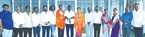 ಭಾಲ್ಕಿಯ ಅರ್ಬನ್​ ಬ್ಯಾಂಕ್​ನ ನೂತನ ಉಪಾಧ್ಯಕ್ಷರಾಗಿ ಆಯ್ಕೆಗೊಂಡ ಮನಿಷಾ ಸಂಗಮೇಶ ವಾಲೆ ಮತ್ತು ನಿರ್ದೇಶಕ ರಂಗರಾವ ನಟರಾಜ್​ ಅವರನ್ನು ಸನ್ಮಾನಿಸಲಾಯಿತು. ಬ್ಯಾಂಕ್​ನ ಅಧ್ಯಕ್ಷ ಶಿವಕುಮಾರ ಕಲ್ಯಾಣೆ, ಸಂಗಮೇಶ ವಾಲೆ ಸೇರಿದಂತೆ ಹಲವರು ಇದ್ದರು