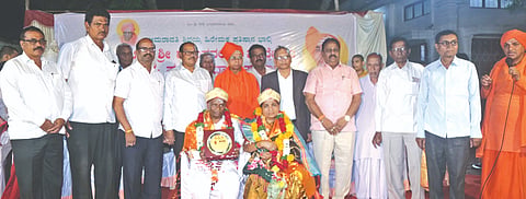ಭಾಲ್ಕಿಯಲ್ಲಿ ಅಮರಾವತಿ ಶಿವಯ್ಯ ಹಿರೇಮಠ ಪ್ರತಿಷ್ಠಾನದಿಂದ ಡಾ.ಕೆ.ಎಸ್​.ಬಂಧು ಅವರಿಗೆ ಡಾ.ಬಸವಲಿಂಗ ಪಟ್ಟದ್ದೇವರ ಸಾಹಿತ್ಯ ಪ್ರಶಸ್ತಿ ನೀಡಿ ಸನ್ಮಾನಿಸಲಾಯಿತು. ಶ್ರೀ ಡಾ.ಬಸವಲಿಂಗ ಪಟ್ಟದ್ದೇವರು, ಶ್ರೀ ಗುರುಬಸವ ಪಟ್ಟದ್ದೇವರು, ಎಂ.ಮಕ್ತುಂಬಿ ಇತರರಿದ್ದರು.