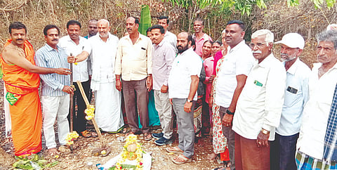 ಬೇಲೂರು ತಾಲೂಕಿನ ಮಾಳೆಗೆರೆ ಗ್ರಾಮದ ಸಮೀಪವಿರುವ ಚಲುವೇಗೌಡನ ಕೊಪ್ಪಲು ಗ್ರಾಮದ ರಸ್ತೆ ಕಾಮಗಾರಿಗೆ ಶಾಸಕ ಎಚ್.ಕೆ.ಸುರೇಶ್ ಭೂಮಿ ಪೂಜೆ ನೆರವೇರಿಸಿದರು. ಸಂಗಪ್ಪ, ಶೇಷಪ್ಪ, ಮುಖಂಡರಾದ ಶಿವಕುಮಾರ್, ಮಲ್ಲೇಶಗೌಡ, ಈಶ್ವರ್, ರಘು, ಸುಂಟಿ ರಘು, ವೀರು ಇತರರಿದ್ದರು.