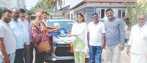 2025-26ನೇ ಸಾಲಿನ ಸ್ವಾವಲಂಬಿ ಸಾರಥಿ ಯೋಜನೆಯಡಿ ಡಾ.ಅಂಬೇಡ್ಕರ್ ಅಭಿವೃದ್ಧಿ ನಿಗಮದಿಂದ ಮಂಜೂರಾದ ವಾಹನದ ಕೀ ಅನ್ನು ಫಲಾನುಭವಿ ಕೀರ್ತನಾರಿಗೆಗೆ ಶಾಸಕ ಎಚ್.ಕೆ.ಸುರೇಶ್ ಹಸ್ತಾಂತರಿಸಿದರು. ಪರ್ವತಯ್ಯ, ಪ್ರಕಾಶ್ ಇತರರು ಇದ್ದರು.