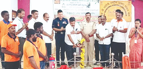 ಶ್ರೀಕ್ಷೇತ್ರ ಧರ್ಮಸ್ಥಳ ಗ್ರಾಮಾಭಿವೃದ್ಧಿ ಯೋಜನೆಯಿಂದ ಮಾತೃಶ್ರೀ ಕಲ್ಯಾಣ ಮಂಟಪದಲ್ಲಿ ಆಯೋಜಿಸಿದ್ದ ಸ್ವಯಂ ಸೇವಕರ ತರಬೇತಿ ಕಾರ್ಯಗಾರವನ್ನು ಗಣ್ಯರು ಉದ್ಘಾಟಿಸಿದರು. ರೇವಣ್ಣ, ಶಾಂತಿಲಾಲ್ ಜಟಿಯಾ, ಅಧಿಕಾರಿಗಳಾದ ಪಾಟೀಲ್ ನಿವೇಶ್, ಅಲ್ವಿನ್ ಜಗದೀಶ್ ಮತ್ತಿತರರಿದ್ದರು.