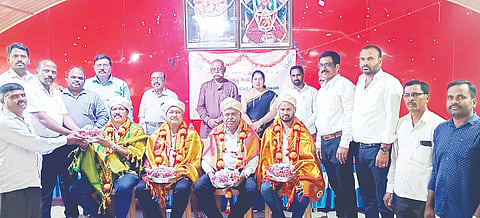 ಶ್ರೀಚನ್ನಕೇಶವಸ್ವಾಮಿ ದಾಸೋಹ ಸಭಾ ಭವನದಲ್ಲಿ ತಾಲೂಕು ವಿವಿಧೋದ್ದೇಶ ಪ್ರಾಥಮಿಕ ಗ್ರಾಮೀಣ ಕೃಷಿ ಸಹಕಾರ ಸಂಘಗಳ ನೌಕರರ ಕ್ಷೇಮಾಭಿವೃದ್ಧಿ ಸಂಘದ ಸರ್ವ ಸದಸ್ಯರ ವಾರ್ಷಿಕ ಮಹಾಸಭೆಯಲ್ಲಿ ನಿವೃತ್ತ ಸಹಾಯಕರನ್ನು ಸನ್ಮಾನಿಸಲಾಯಿತು. ಡಿ.ಎಸ್.ಬಡಗಿಗೌಡ, ಕೆ.ಪಿ. ಜಗದೀಶ್ ಇತರರು ಇದ್ದರು.