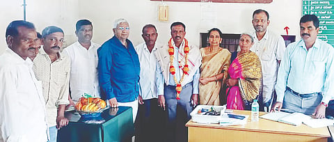 ಪಟ್ಟಣದ ಕಸಬಾ ಪ್ರಾಥಮಿಕ ಕೃಷಿ ಪತ್ತಿನ ಸಹಕಾರ ಸಂಘದ ಅಧ್ಯಕ್ಷರಾಗಿ ಅವಿರೋಧವಾಗಿ ಆಯ್ಕೆಯಾದ ಬಿ.ಗಿರೀಶ್ ಅವರನ್ನು ಅಭಿನಂದಿಸಲಾಯಿತು. ಎಸ್.ನಾಗೇಶ್,  ಎಸ್.ಎ.ರಮೇಶ್, ಶಾರದಮ್ಮ, ಹರೀಶ್, ಶೈಲೇಶ್, ಲಕ್ಷ್ಮಮ್ಮ ಇತರರಿದ್ದರು.