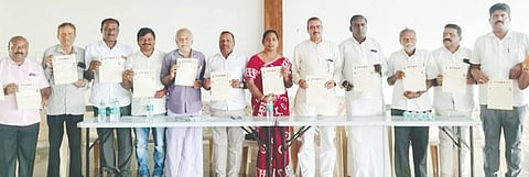 ಉಜ್ಜಯಿನಿ ಪೀಠದ 1008 ಶ್ರೀಸಿದ್ದಲಿಂಗ ರಾಜ ದೇಶಿಕೇಂದ್ರ ಶಿವಾಚಾರ್ಯ ಭಗವತ್ಪಾದರ ಅಡ್ಡ ಪಲ್ಲಕ್ಕಿ ಮಹೋತ್ಸವದ ಅಂಗವಾಗಿ ಬೇಲೂರಿನಲ್ಲಿ ಆಯೋಜಿಸಿದ್ದ ಪೂರ್ವಭಾಗಿ ಸಭೆಯಲ್ಲಿ ಸಭೆಯಲ್ಲಿ ಕರಪತ್ರ ಬಿಡುಗಡೆಗೊಳಿಸಲಾಯಿತು. ಎ.ಎಸ್.ಬಸವರಾಜ್, ಹೆಬ್ಬಾಳು ಹಾಲಪ್ಪ, ವಿಂಪು ಸಂತೋಷ್ ಇತರರು ಇದ್ದರು.