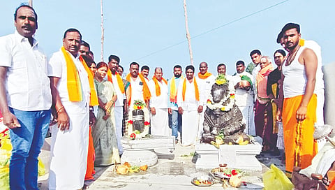 ಬೇಲೂರು ತಾಲೂಕಿನ ಹೆಬ್ಬಾಳು ಗ್ರಾಮದ ಶ್ರೀ ಮಲ್ಲೇಶ್ವರಸ್ವಾಮಿ ಹಾಗೂ ಶ್ರೀ ಚನ್ನಬಸವೇಶ್ವರಸ್ವಾಮಿ ದೇಗುಲದ ಗರ್ಭ ಗುಡಿಗೆ ದೇವರ ವಿಗ್ರಹಗಳನ್ನು ಪ್ರತಿಷ್ಠಾಪಿಸುವ ಮುನ್ನ ಗ್ರಾಮಸ್ಥರು ಪೂಜೆ ಸಲ್ಲಿಸಿದರು.