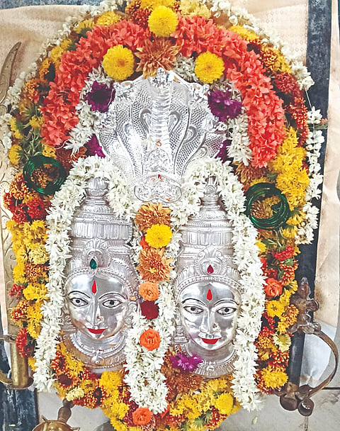 ಬೇಲೂರು ತಾಲೂಕಿನ ಅರೇಹಳ್ಳಿ ಸಮೀಪದ ಪಾಳ್ಯ-ತೊರಗರಹಳ್ಳಿ ಗ್ರಾಮದಲ್ಲಿರುವ ಗ್ರಾಮ ದೇವತೆ ಮಳೆಯಮ್ಮ ಹಾಗೂ ದ್ಯಾವಮ್ಮ ದೇಗುಲಕ್ಕೆ ನಾಗಭರಣ ಹಾಗೂ ದೇವರ ಮುಖ ಪದ್ಮವನ್ನು ಭಕ್ತರು ಸಮರ್ಪಿಸಿರುವುದು