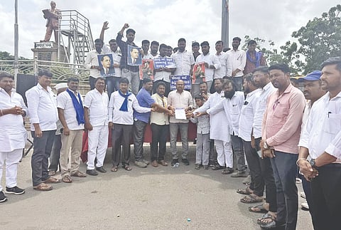 ದೇವರಹಿಪ್ಪರಗಿಯಲ್ಲಿ ದಲಿತ ಸಂಘರ್ಷ ಸಮಿತಿ ವತಿಯಿಂದ ನೀಟ ಅಕ್ರಮ ಹಾಗೂ ವಿದ್ಯಾರ್ಥಿಗಳ ಮೇಲಿನ ಹಲ್ಲೆ ಖಂಡಿಸಿ ಪ್ರತಿಭಟನೆ ನಡೆಸಿ ತಹಸೀಲ್ದಾರ್ ನಿಂಗಪ್ಪ ಬಿರಾದಾರಗೆ ಮನವಿ ಸಲ್ಲಿಸಿದರು. ಪ್ರಕಾಶ ಗುಡಿಮನಿ, ಅಶೋಕ ಚಲವಾದಿ, ವಿನಾಯಕ ಗುಣಸಾಗರ, ರಾಜಕುಮಾರ ಸಿಂದಗೇರಿ, ಶರಣು ಸಿಂಧೆ, ನಜೀರ ಬೀಳಗಿ ಇತರರಿದ್ದರು.