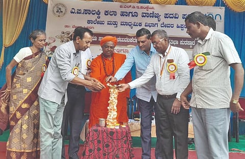 ದೇವರಹಿಪ್ಪರಗಿ ಬಿಎಲ್‌ಡಿಇ ಸಂಸ್ಥೆಯ ಎ. ಬಿ. ಸಾಲಕ್ಕಿ ಕಲಾ, ವಾಣಿಜ್ಯ ಪದವಿ ಪೂರ್ವ ಕಾಲೇಜ್ ಹಾಗೂ ಮಾಧ್ಯಮಿಕ ವಿಭಾಗದ ಕ್ರೀಡಾ ಹಾಗೂ ಸಾಂಸ್ಕೃತಿಕ ಉದ್ಘಾಟನಾ ಸಮಾರಂಭ ಜರುಗಿತು. ಕೆ.ಎ. ಉಪ್ಪಾರ, ತಹಸೀಲ್ದಾರ್ ನಿಂಗಣ್ಣ, ಶರಣಪ್ಪ ಸಾಲಕ್ಕಿ, ಕಾಶೀನಾಥ ಸಾಲಕ್ಕಿ ಮತ್ತಿತರರಿದ್ದರು.