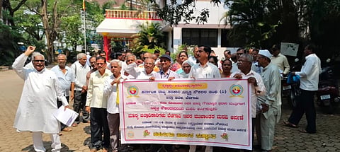 ಸರ್ಕಾರಿ ನೌಕರರ ಪಿಂಚಣಿ ಸೌಲಭ್ಯದಲ್ಲಿ ಯಾವುದೇ ಕಡಿತ ಮಾಡದಂತೆ ಆಗ್ರಹಿಸಿ ಬೆಳಗಾವಿಯಲ್ಲಿ ಬುಧವಾರ ಕರ್ನಾಟಕ ರಾಜ್ಯ ಸರ್ಕಾರಿ ನಿವೃತ್ತ ನೌಕರರ ಸಂಘದಿಂದ ಪ್ರತಿಭಟಿಸಲಾಯಿತು. 