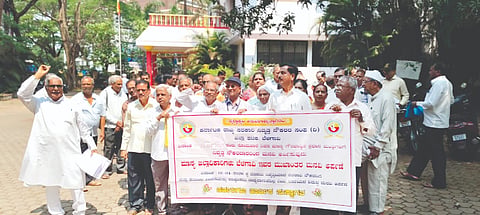 ಸರ್ಕಾರಿ ನೌಕರರ ಪಿಂಚಣಿ ಸೌಲಭ್ಯದಲ್ಲಿ ಕಡಿತ ಮಾಡದಂತೆ ಆಗ್ರಹಿಸಿ ಬೆಳಗಾವಿಯಲ್ಲಿ ರಾಜ್ಯ ಸರ್ಕಾರಿ ನಿವೃತ್ತ ನೌಕರರ ಸಂಘದಿಂದ ಪ್ರತಿಭಟನೆ ನಡೆಸಲಾಯಿತು. ಎಸ್.ಜಿ.ಸಿದ್ನಾಳ, ಮಹಾಂತೇಶ ಹಿರೇಮಠ, ಎಂ.ಎಸ್.ಮುದಕವಿ, ಸಂಜೀವ ಬಡಿಗೇರ, ಸುಶೀಲಾ ರಜಪೂತ, ಕುಸುಮಾ ಕುರಬಗೊಂಡ ಇತರರಿದ್ದರು.