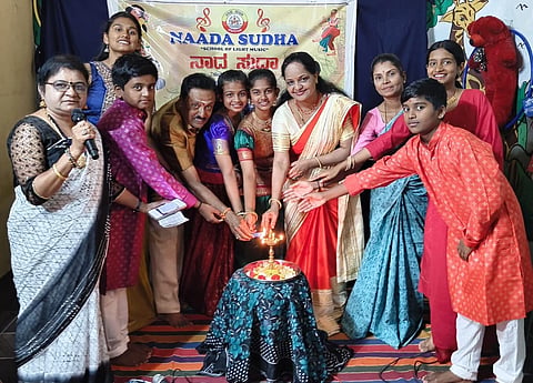 ಬೆಳಗಾವಿಯ ನಾಗಸುಧಾ ಸಂಗೀತ ಶಾಲೆಯಲ್ಲಿ ಸೋಮವಾರ ಜರುಗಿದ ಕಾರ್ಯಕ್ರಮವನ್ನು ಆಶಾ ಯಮಕನಮರಡಿ ಉದ್ಘಾಟಿಸಿದರು. ಪೂರ್ಣಿಮಾ ಪತ್ತಾರ, ಡಾ.ಸತ್ಯನಾರಾಯಣ, ಮಹಾದೇವಿ ಬೆಳಕೂಡ ಇತರರಿದ್ದರು.