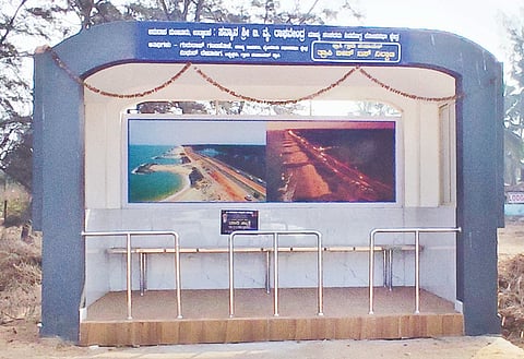  ತ್ರಾಸಿ ಬೀಚ್ ಬಳಿ ನಿರ್ಮಿಸಿದ ಪ್ರಯಾಣಿಕರ ತಂಗುದಾಣ ನಿರುಪಯುಕ್ತವಾಗಿರುವುದು.