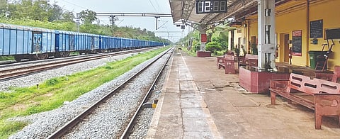  ಕುಂದಾಪುರ ತಾಲೂಕಿನ ಸೇನಾಪುರ ರೈಲು ನಿಲ್ದಾಣ.  