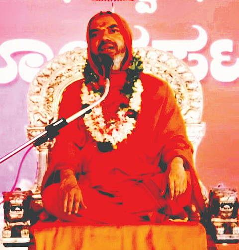 ಯೋಗ ಪಟ್ಟಾಭಿಷೇಕ ನಿಮಿತ್ತ ಗೋಕರ್ಣದ ಅಶೋಕೆಯ ಗುರುದೃಷ್ಟಿ ಭವನದಲ್ಲಿ ಆಯೋಜಿಸಿದ್ದ ಧರ್ಮಸಭೆಯಲ್ಲಿ ಪೀಠಾಧಿಪತಿಗಳಾದ ಶ್ರೀ ರಾಘವೇಶ್ವರ ಭಾರತೀ ಸ್ವಾಮೀಜಿ ಆಶೀರ್ವಚನ ನೀಡಿದರು. 