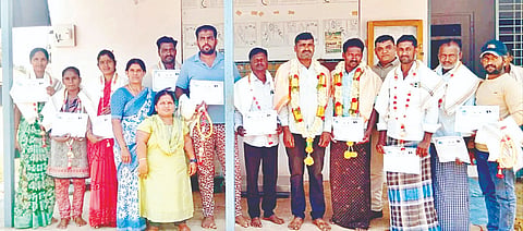 ಬೆಳತೂರು ಗ್ರಾಮದ ಡೇರಿ ಅಧ್ಯಕ್ಷ ಹಾಗೂ ಉಪಾಧ್ಯಕ್ಷರಾಗಿ ಅವಿರೋಧ ಆಯ್ಕೆಯಾದ ಬಿ.ಸಿ.ಈರೇಗೌಡ, ಬಿ.ಕೆ.ಸೋಮಶೇಖರ್ ಅವರನ್ನು ಸದಸ್ಯರು ಅಭಿನಂದಿಸಿದರು.