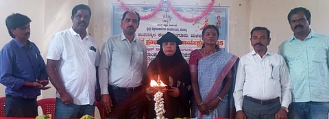 ಹಲಗೂರಿನಲ್ಲಿ ಮಂಗಳವಾರ ಆಯೋಜಿಸಿದ್ದ ಪ್ರತಿಭಾ ಕಾರಂಜಿ ಕಾರ್ಯಕ್ರಮವನ್ನು ಗಣ್ಯರು ಉದ್ಘಾಟಿಸಿದರು. ಗುಲ್ನಾಜ್ ಭಾನು, ಸಿ.ಲತಾ, ಪುಟ್ಟಸ್ವಾಮಿಗೌಡ, ಕುಳ್ಳಯ್ಯ, ಪುಟ್ಟರಾಜು, ಜಿ.ಎಸ್. ಕೃಷ್ಣ ಇದ್ದರು.