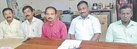 ಹೊನ್ನಾವರದಲ್ಲಿ ಡಿ. ದೇವರಾಜ ಅರಸು ವಿಚಾರ ವೇದಿಕೆ ಅಧ್ಯಕ್ಷ ಅನಂತ ನಾಯ್ಕ ಹೆಗ್ಗಾರ ಮಾತನಾಡಿದರು. ಶಂಕರ ಗೌಡ ಇದ್ದರು.