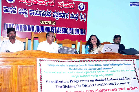 ಹಾಸನ ನಗರದ ಪತ್ರಕರ್ತರ ಭವನದಲ್ಲಿ ಜೀತ ಕಾರ್ಮಿಕ ಪದ್ಧತಿ ಮತ್ತು ಮಾನವ ಕಳ್ಳಸಾಗಣೆ ಕುರಿತು ಹಮ್ಮಿಕೊಂಡಿದ್ದ ಮಾಹಿತಿ ಕಾರ್ಯಾಗಾರದಲ್ಲಿ ವರ್ಗಿಸ್ ಮಾತನಾಡಿದರು. ವಿಭಾ ವರ್ಗಿಸ್, ಯೇಸುದಾಸ್, ಚನ್ನಬಸವೇಶ್ವರ, ಗಿರೀಶ್ ಇದ್ದರು.