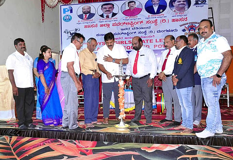 ಹಾಸನ ನಗರದ ಅಂಬೇಡ್ಕರ್ ಭವನದಲ್ಲಿ ಹಮ್ಮಿಕೊಂಡಿರುವ 2 ದಿನಗಳ ರಾಜ್ಯ ಮಟ್ಟದ ಸ್ಪರ್ಧೆಯನ್ನು ಪವರ್ ಲಿಫ್ಟಿಂಗ್ ಸಂಸ್ಥೆಯ ರಾಷ್ಟ್ರೀಯ ಅಧ್ಯಕ್ಷ ಸತೀಶ್‌ಕುಮಾರ್ ಉದ್ಘಾಟಿಸಿದರು. ಕೆ.ಎಂ. ಶ್ರೀನಿವಾಸ್, ನಿರಂಜನ್‌ರಾಜ್, ಕೆ.ಹನುಮಂತೇಗೌಡ, ಸಂತೋಷ್ ಶೆಟ್ಟಿ, ವೇಣುಗೋಪಾಲ್ ಇತರರಿದ್ದರು. 