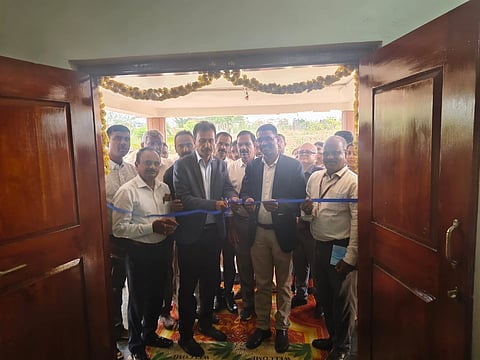 ಹಾಸನ ನಗರದ ಕಾಫಿ ಮಂಡಳಿ ಕಚೇರಿ ಆವರಣದಲ್ಲಿ ನೂತನವಾಗಿ ನಿರ್ಮಿಸಲಾದ ಕಾಫಿಯಲ್ಲಿ ಪರಿಸರ ಸ್ನೇಹಿ ತಂತ್ರಜ್ಞಾನಗಳ ಉತ್ಕೃಷ್ಟ ಕೇಂದ್ರವನ್ನು ಗಣ್ಯರು ಉದ್ಘಾಟಿಸಿದರು. ಕಾಫಿ ಮಂಡಳಿ ಅಧ್ಯಕ್ಷ ಎಂ.ಜೆ.ದಿನೇಶ್, ಸಿಇಒ ಕುಮಾರ್ ರಾವ್,  ಸೆಂಟಲ್ ಕುಮಾರ್ ಇತರರಿದ್ದರು.