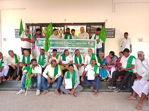 Leaders of the State Farmers' Association protested in front of the Electricity Department demanding that the government immediately abandon any attempt to privatize the power sector in the state. Kanagal Murthy, Bhuvanesh, Manju Bittagowdanahalli, Palaksha, Pallavi, Shivaraj, Sheshanna, Papanna, Umapathy, Ramegowda and others were present.