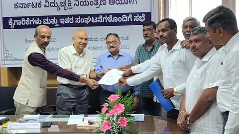 ಹಾಸನದ ಕವಿಪ್ರನಿನಿ ಪ್ರಸರಣ ಭವನದಲ್ಲಿ ಕರ್ನಾಟಕ ವಿದ್ಯುತ್ ನಿಯಂತ್ರಣ ಆಯೋದಿಂದ ಕೈಗಾರಿಕೆಗಳು, ಕಾಫಿ ಬೆಳೆಗಾರರು ಹಾಗೂ ವಿವಿಧ ಸಂಘಟನೆಗಳೊಂದಿಗೆ ಸಭೆ ಆಯೋಜಿಸಲಾಗಿತ್ತು. ಪಿ.ರವಿಕುಮಾರ್, ಎಚ್.ಕೆ.ಜಗದೀಶ್, ಜಾವೇದ್ ಅಕ್ತರ್, ತಾಂತ್ರಿಕ ನಿರ್ದೇಶಕ ಶ್ರೀನಿವಾಸಪ್ಪ, ಸೆಸ್ಕ್ ತಾಂತ್ರಿಕ ನಿರ್ದೇಶಕ ಎಲ್. ಲೋಕೇಶ್, ಸೆಸ್ಕ್ ಅಧೀಕ್ಷಕ ಇಂಜಿನಿಯರ್ ಎ.ಎ. ಸುನೀಲ್ ಕುಮಾರ್ ಸೆಸ್ಕ್ ಹಾಗೂ ಕೆಪಿಟಿಸಿಎಲ್ ಅಧಿಕಾರಿಗಳು ಇದ್ದರು.