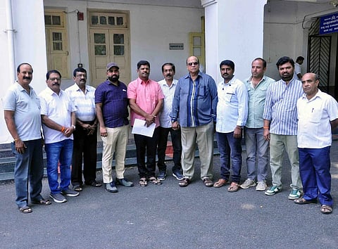 ರೈತ ವಿರೋಧಿ ಜಾನುವಾರು ವಧೆ ಹಾಗೂ ಮಾರಾಟ ನಿಷೇಧ ಕಾಯ್ದೆ 2020 ವಾಪಸ್ ಪಡೆದು, ರೈತರ ಜಾನುವಾರು ಮಾರಾಟಕ್ಕೆ ಸೂಕ್ತ ವ್ಯವಸ್ಥೆ ಕಲ್ಪಿಸಬೇಕು ಎಂದು ಆಗ್ರಹಿಸಿ ಕರ್ನಾಟಕ ರಾಜ್ಯ ರೈತ ಸಂಘ, ಕರ್ನಾಟಕ ಪ್ರಾಂತ ರೈತ ಸಂಘ ಮತ್ತು ಜಿಲ್ಲಾ ದಲಿತ ಮತ್ತು ಜನಪರ ಚಳವಳಿಗಳ ಒಕ್ಕೂಟದವರು ಪ್ರತಿಭಟನೆ ನಡೆಸಿದರು.