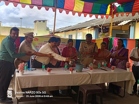 ಜಿಲ್ಲಾ ಕಾರಾಗೃಹದಲ್ಲಿ ಆಯೋಜಿಸಲಾಗಿದ್ದ ಅಂತಾರಾಷ್ಟ್ರೀಯ ಮಾದಕ ವಸ್ತು ವ್ಯಸನ ಮತ್ತು ಅಕ್ರಮ ಕಳ್ಳ ಸಾಗಣೆ ವಿರೋಧಿ ದಿನ ಕಾರ್ಯಕ್ರಮವನ್ನು ಗಣ್ಯರು ಉದ್ಘಾಟಿಸಿದರು. ನ್ಯಾ.ಹೇಮಾವತಿ, ಡಾ.ಪಿ.ನಾಗೇಶ್, ಡಾ.ಜೆ ಕಾರ್ತಿಕ್, ಡಾ.ಜೆ ಕಾರ್ತಿಕ್ ಇತರರಿದ್ದರು