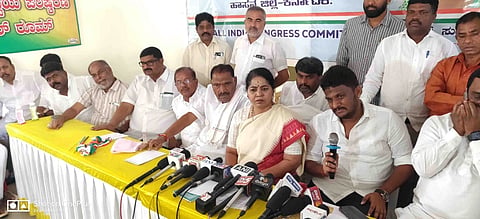  ಹಾಸನ ನಗರದ ಕಾಂಗ್ರೆಸ್ ಕಚೇರಿಯಲ್ಲಿ ಜಿಲ್ಲೆಯಲ್ಲಿ ಹಮ್ಮಿಕೊಂಡಿದ್ದ ಸುದ್ದಿಗೋಷ್ಠಿಯಲ್ಲಿ ತಮಿಳುನಾಡಿನ ಮೈಲಾಡುತುರೈ ಲೋಕಸಭಾ ಕ್ಷೇತ್ರದ ಸಂಸದೆ ಸುಧಾ, ಸಂಸದ ಶ್ರೇಯಸ್ ಪಟೇಲ್, ಶಾಸಕ ಶಿವಲಿಂಗೇಗೌಡ, ಪಟೇಲ್ ಶಿವಪ್ಪ ಇತರರಿದ್ದರು.
