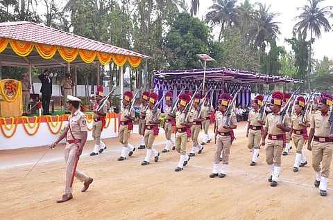 ಪೊಲೀಸ್ ಧ್ವಜ ದಿನಾಚರಣೆ ಅಂಗವಾಗಿ ಸಿಬ್ಬಂದಿ ಪಥಸಂಚಲನ ನಡೆಸಿದರು.