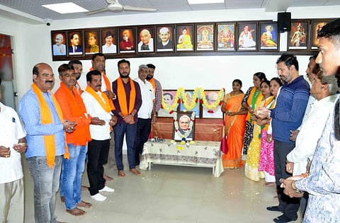 ಭಾರತದ ಮಾಜಿ ಪ್ರಧಾನಿ, ಭಾರತ ರತ್ನ ಅಟಲ್ ಬಿಹಾರ್ ವಾಜಪೇಯಿ ಅವರ 101ನೇ ವರ್ಷದ ಜನ್ಮ ದಿನವನ್ನು ನಗರದ ಜಿಲ್ಲಾ ಬಿಜೆಪಿ ಕಚೇರಿಯಲ್ಲಿ ಗುರುವಾರ ಆಚರಿಸಲಾಯಿತು. ಅಮಿತ್ ಶೆಟ್ಟಿ,  ಬಿ.ಎಚ್.ನಾರಾಯಣಗೌಡ, ಬಿಜೆಪಿ ಯುವ ಮೋರ್ಚಾ ರಾಜ್ಯ ಉಪಾಧ್ಯಕ್ಷ ಹರ್ಷಿತ್, ಶೋಭನ್ ಬಾಬು, ಆರ್. ಮೋಹನ್ ಕುಮಾರ್, ಯುವ ಮೋರ್ಚಾ ಮಾಜಿ ಅಧ್ಯಕ್ಷ ಚನ್ನಕೇಶವ, ಎಚ್.ಎನ್. ನಾಗೇಶ್ ಇತರರಿದ್ದರು.