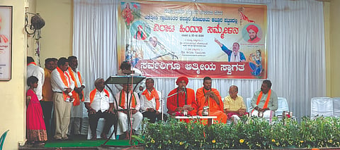 ಕಬ್ಬೂರಲ್ಲಿ ಹಮ್ಮಿಕೊಂಡಿದ್ದ ವಿರಾಟ್ ಹಿಂದೂ ಸಮ್ಮೇಳನದಲ್ಲಿ ಬಸವಜಯ ಮೃತ್ಯುಂಜಯ ಸ್ವಾಮೀಜಿ ಮಾತನಾಡಿದರು. ರೇವಣಸಿದ್ಧ ಶಿವಾಚಾರ್ಯ ಸ್ವಾಮೀಜಿ, ಅರವಿಂದ ದೇಶಪಾಂಡೆ, ಕಿರಣ ರಾಮಜಿ, ಬಸವಪ್ರಸಾದ ಜೊಲ್ಲೆ ಇತರರಿದ್ದರು.