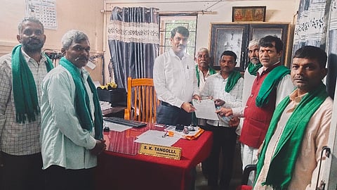 ವಿವಿಧ ಬೇಡಿಕೆ ಈಡೇರಿಕೆಗೆ ಆಗ್ರಹಿಸಿ ರೈತಪರ ಸಂಟನೆಗಳ ವತಿಯಿಂದ ಮನವಿ ಸಲ್ಲಿಸಲಾಯಿತು.  ಕಿಶೋರ ಮಿಠಾರಿ, ಬಿಷ್ಟಪ್ಪ ಸುಂಬಳಿ, ಗೋಪಾಲ ಅಗಸಿಮನಿ, ಶಿವಲಿಂಗ ಚನ್ನಾಪುರ, ರುದ್ರಪ್ಪ ವೀರಾಪುರ, ಪುಂಡಲೀಕ ಕುರಗುಂದ, ಯಲ್ಲಪ್ಪ ಬೆಳಗಾಂಕರ ಇತರರಿದ್ದರು.