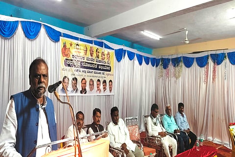 ಕಡೂರಲ್ಲಿ ಆಯೋಜಿಸಿದ್ದ ಕರ್ನಾಟಕ ಮಾದರ ಮಹಾ ಸಭಾ ಸದಸ್ಯತ್ವ ನೊಂದಣಿ ಅಭಿಯಾನದಲ್ಲಿ ಮಾಜಿ ಸಚಿವ ಎಚ್.ಆಂಜನೇಯ ಮಾತನಾಡಿದರು.