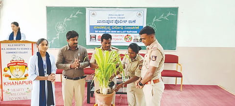 ಎಂ.ಎಸ್.ಹೊಸಮನಿ ಪಿಯು ಕಾಲೇಜಿನಲ್ಲಿ ಹಮ್ಮಿಕೊಂಡಿದ್ದ ಕಾರ್ಯಕ್ರಮವನ್ನು ಗಣ್ಯರು ಉದ್ಘಾಟಿಸಿದರು. ಪಿಎಸ್‌ಐ ಎ.ಒ.ನಿರಂಜನಸ್ವಾಮಿ, ಪ್ರೊಬೇಷನರಿ ಪಿಎಸ್‌ಐ ಶಿಲ್ಪಾ, ಬಸವರಾಜ, ವಿಜಯ ಕಲಮಠ ಇತರರಿದ್ದರು.