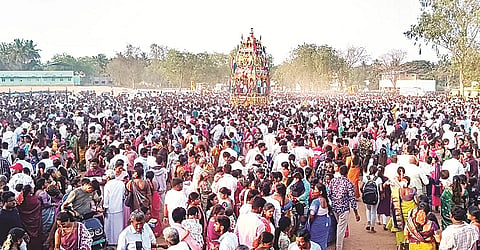 ಕಿಕ್ಕೇರಿಯಲ್ಲಿ ಬುಧವಾರ ಮುಸ್ಸಂಜೆಯಲ್ಲಿ ಕಿಕ್ಕೇರಮ್ಮನವರ ಬ್ರಹ್ಮ ರಥೋತ್ಸವ ಸದ್ಭಕ್ತರ ಮೇಳದೊಂದಿಗೆ ಜರುಗಿತು.